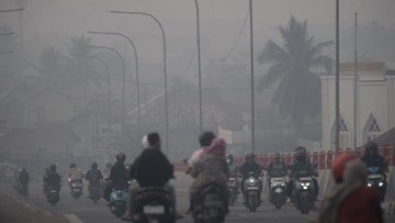 Derita Warga Sesak Napas hingga Mata Perih Dampak Kabut Asap di Palembang