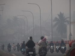 Derita Warga Sesak Napas hingga Mata Perih Dampak Kabut Asap di Palembang
