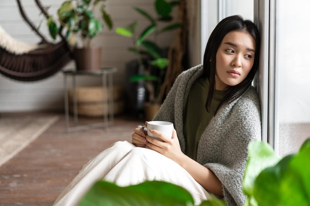 Makanan tertentu, melewatkan waktu makan, dan kurang minum dapat memicu migrain vestibular pada sebagian orang, meski pemicunya berbeda-beda/ Foto: Magnific.com/Benzoix