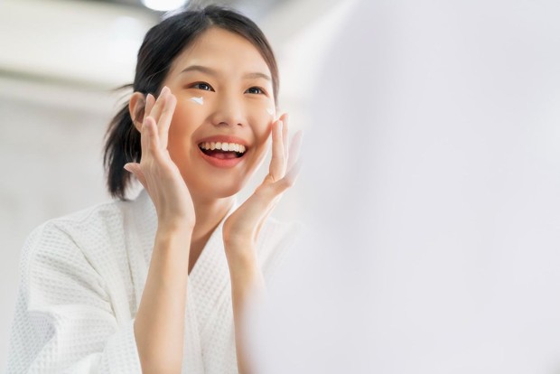 Manfaat markisa untuk kulit didukung oleh kandungan vitamin C, vitamin A, dan piceatannol yang berpotensi membantu menjaga hidrasi serta melindungi kulit dari kerusakan oksidatif.