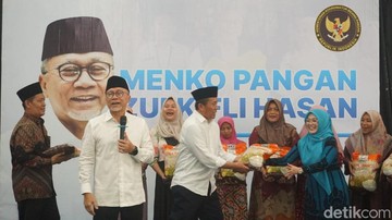 Menko Pangan Zulkifli Hasan Bagikan 750 Paket Beras Gratis di Jombang