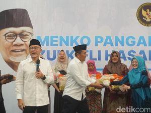 Menko Pangan Zulkifli Hasan Bagikan 750 Paket Beras Gratis di Jombang