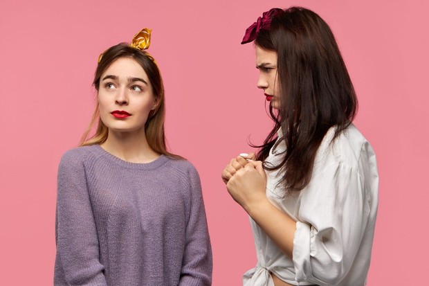 Pertanyaan biasa dapat memicu respons seperti meminta maaf atau membela diri jika otak mengaitkannya dengan pengalaman masa lalu yang pernah terasa mengancam/ Foto: Magnific.com/Karlyukav