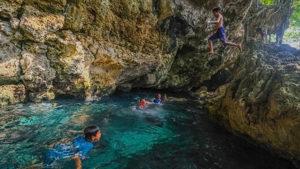 Pesona Gua Air Kontamale Wakatobi, Telaga Biru di Antara Stalaktit