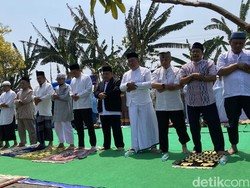 Warga Semarang Gelar Salat Istisqa di Alun-alun Panjangan