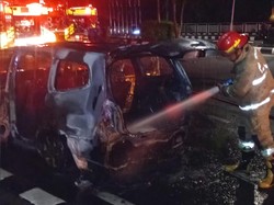 Diduga Korsleting, Mobil Terbakar Dekat Tugu Helikopter Cibinong Bogor