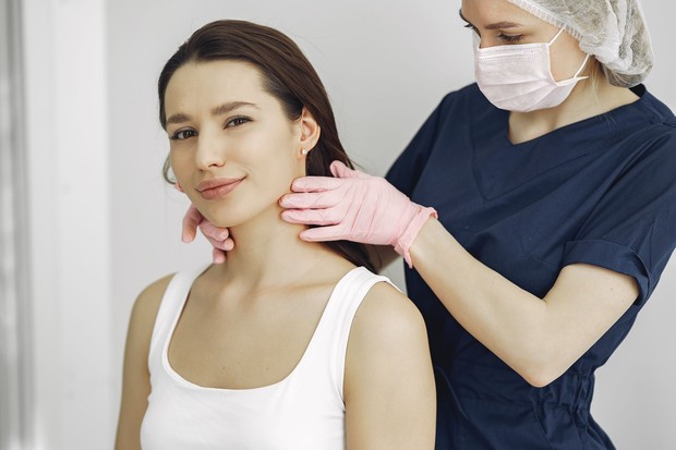 Tes fungsi tiroid, pemeriksaan kesehatan perempuan usia 30 tahun/Foto: Pexels.com/Gustavo Fring Pemeriksaan kesehatan tiroid pada perempuan usia 30 tahun dapat membantu mengevaluasi fungsi kelenjar tiroid, terutama jika muncul gejala seperti perubahan berat badan, jantung berdebar, atau mudah lelah.