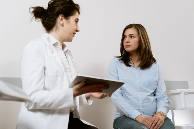 Tes sel serviks, pemeriksaan kesehatan perempuan usia 30 tahun/Foto: Pexels.com/MART PRODUCTION Pemeriksaan kesehatan perempuan usia 30 tahun perlu memperhatikan skrining kanker serviks melalui Pap smear dan/atau tes HPV sesuai usia, riwayat kesehatan, serta rekomendasi dokter.