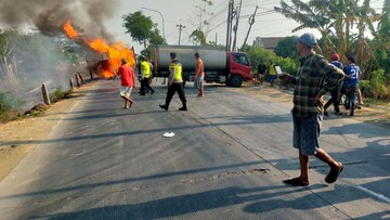 Truk Muatan Keranjang Parsel Ludes Terbakar di Mijen Demak