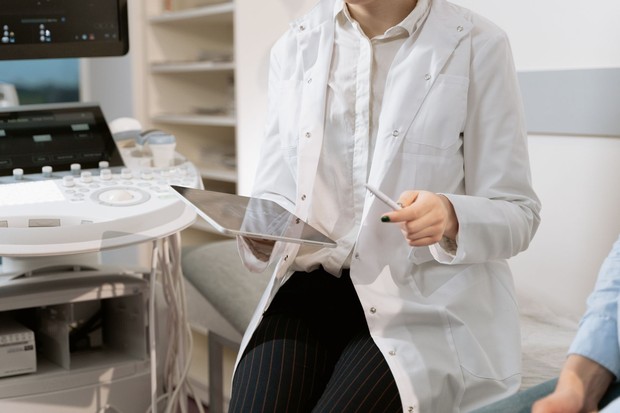 Ultrasonografi, pemeriksaan kesehatan perempuan usia 30 tahun/Foto: Pexels.com/MART PRODUCTION Pemeriksaan kesehatan payudara pada perempuan usia 30 tahun dapat mencakup USG atau mammogram sesuai gejala dan faktor risiko, sedangkan skrining mammogram rutin umumnya dimulai pada usia 40 tahun untuk risiko rata-rata.