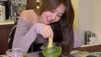 Potret Vilmei Belajar Bikin Matcha dan Borong Kangkung dari Penjual Kaki Lima