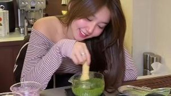 Potret Vilmei Belajar Bikin Matcha dan Borong Kangkung dari Penjual Kaki Lima
