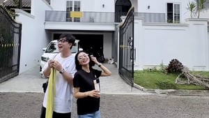 Tawa Bahagia Wika Salim Ditemani Pacar Pantau Pembangunan Rumah