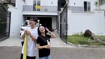 Tawa Bahagia Wika Salim Ditemani Pacar Pantau Pembangunan Rumah
