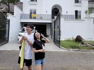 Tawa Bahagia Wika Salim Ditemani Pacar Pantau Pembangunan Rumah