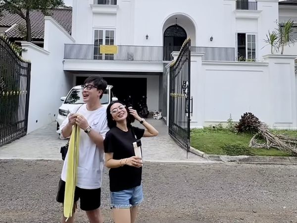 Tawa Bahagia Wika Salim Ditemani Pacar Pantau Pembangunan Rumah