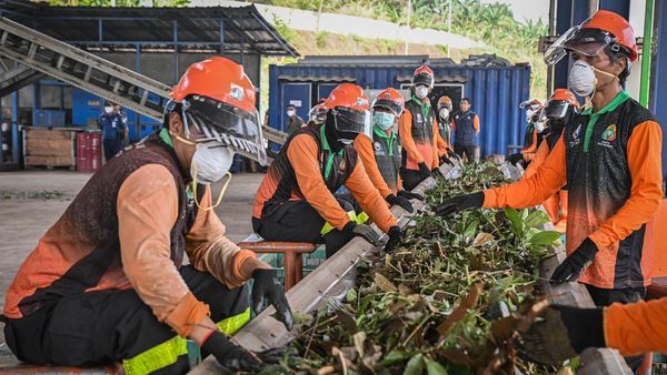 11 Sungai di Jakarta Bakal Dipasangi Saringan Sampah Terpadu