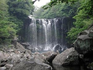 Wisatawan Tewas Terjatuh, Kunjungan Malam ke Air Terjun Pulau Jeju Ditutup