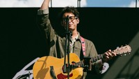 Keren! Aksi Ardhito Pramono Manggung di Busan Rock Festival