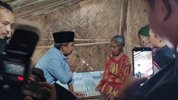 Jalan Kaki ke Pelosok, Gus Fawait Cek Kesehatan Warga Lansia Jember