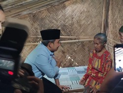 Jalan Kaki ke Pelosok, Gus Fawait Cek Kesehatan Warga Lansia Jember
