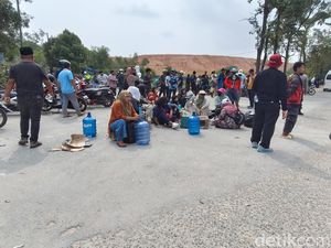 Warga Kavling Sambau Batam Demo di Depan Nongsa Digital Park, Keluhkan Air Mati