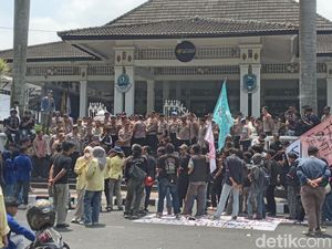 Tolak Geothermal Ciremai, Massa Geruduk Pendopo Bupati Kuningan