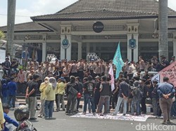 Tolak Geothermal Ciremai, Massa Geruduk Pendopo Bupati Kuningan