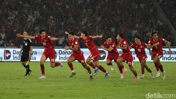 Prabowo dan Presiden FIFA Serahkan Trofi Juara ke Timnas Indonesia