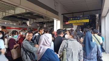 Eskalator Stasiun Duri Masih Diperbaiki, Penumpang KRL Antre Panjang