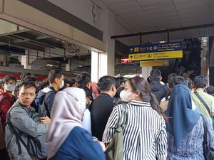 Eskalator Stasiun Duri Masih Diperbaiki, Penumpang KRL Antre Panjang