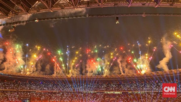Kembang api menandai rangkaian final FIFA ASEAN Cup 2026, Senin (5/10).