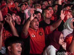 Video: Suporter Surabaya Rayakan Kemenangan Timnas Indonesia di Grahadi