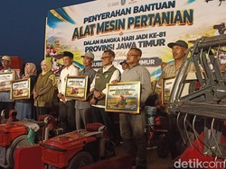 Gubernur Khofifah Serahkan Alsintan di Blitar, Dukung Produktivitas Petani