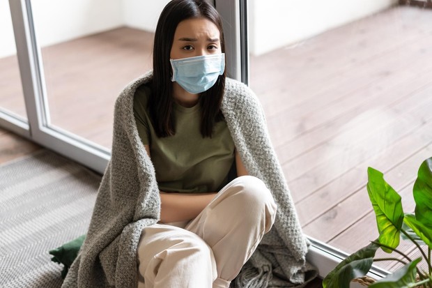Influenza dapat menular melalui partikel dan percikan dari saluran pernapasan saat orang yang terinfeksi batuk, bersin, atau berbicara/ Foto: Magnific.com/Benzoix