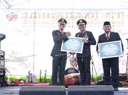 Momen Kapolresta Sidoarjo Beri Kejutan Tumpeng Saat HUT Ke-81 TNI