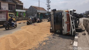 Kernet Ungkap Sebab Tronton Terguling di Flyover Ganefo Mranggen Demak