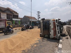 Kernet Ungkap Sebab Tronton Terguling di Flyover Ganefo Mranggen Demak