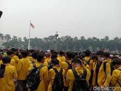 Mahasiswa Beri Kartu Merah ke Herman Deru Terkait Penanganan Karhutla
