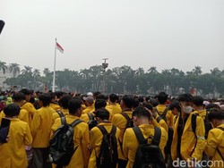 Mahasiswa Beri Kartu Merah ke Herman Deru Terkait Penanganan Karhutla