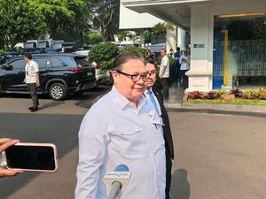 Dipanggil Prabowo ke Istana, Airlangga Naik Maung Limousine