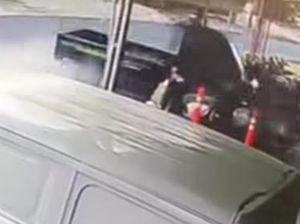 Mobil Pikap Oleng Tabrak Toko Sepeda Listrik di Andong Boyolali