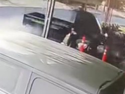 Mobil Pikap Oleng Tabrak Toko Sepeda Listrik di Andong Boyolali
