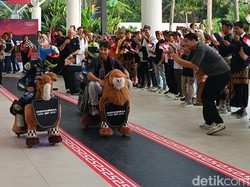 Momen Unik Pebalap MotoGP Disambut Zoomoov di Bandara Lombok