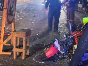Video: Motor Roda 3 Angkut 7 ABG Tabrak Dump Truk di Bogor, 2 Orang Tewas