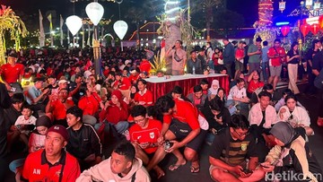 Ribuan Warga Padati Nobar Indonesia Vs Thailand di Gedung Grahadi