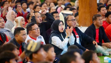 Bupati Ipuk Nobar Indonesia Vs Thailand di Pendopo Bersama Ribuan Warga