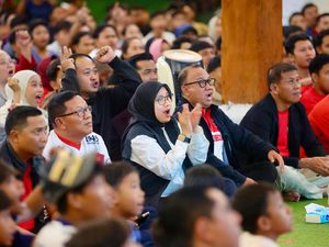 Bupati Ipuk Nobar Indonesia Vs Thailand di Pendopo Bersama Ribuan Warga