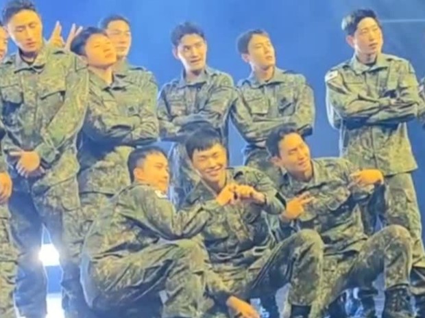 Penampilan perdana sejumlah idol K-Pop di panggung festival barak tentara sukses viral dengan membawakan penampilan dance cover dari sejumlah lagu hits.