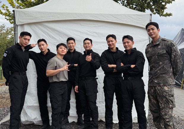 DK IKON mengabadikan momen kebersamaannya bersama para rekan selebriti di barak militer yang telah menyukseskan aksi panggung di 2026 Ground Forces Festival.